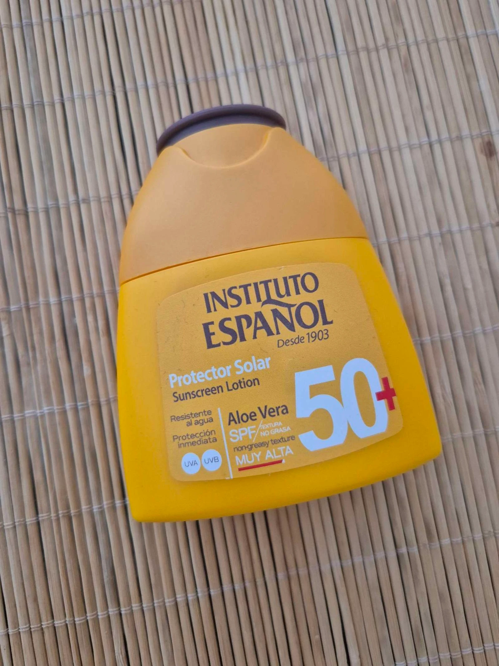 Loção protetora solar Instituto Español FPS50 com Aloe Vera.